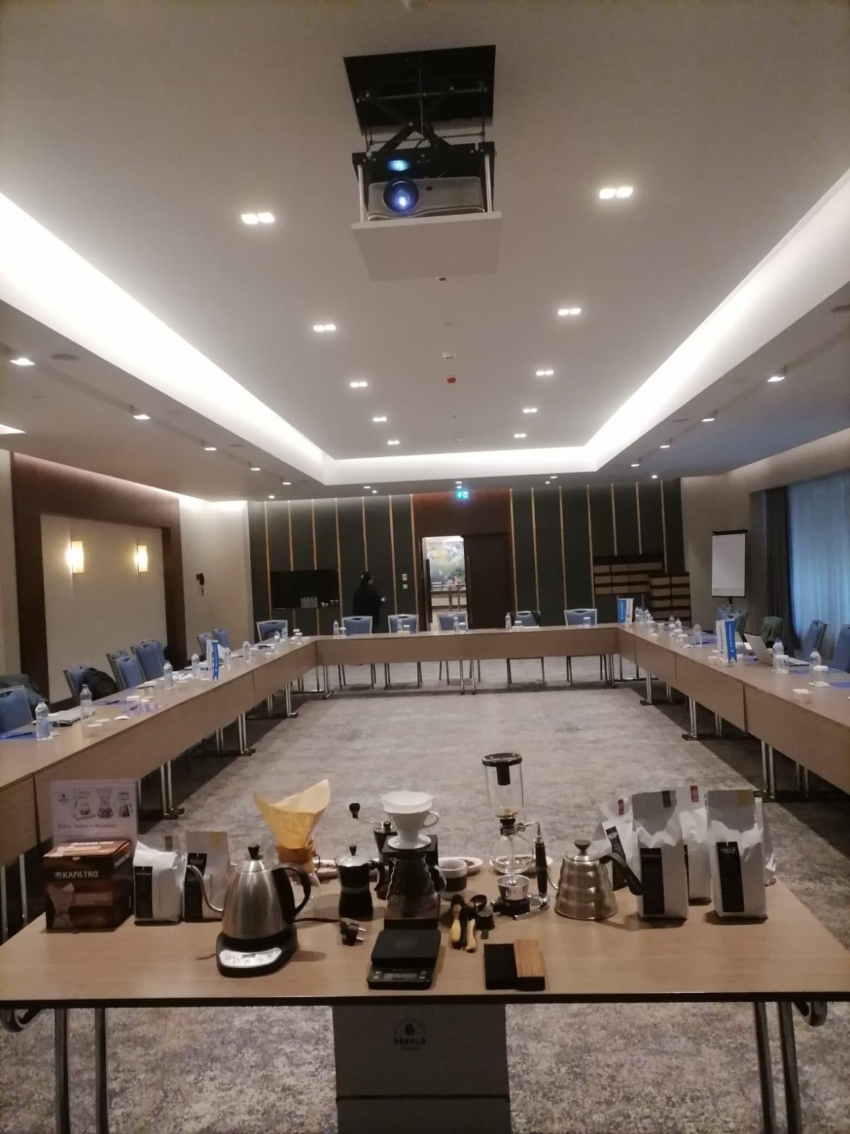 Eğitim öncesi hazırlanan kahve ve ekipman masası
